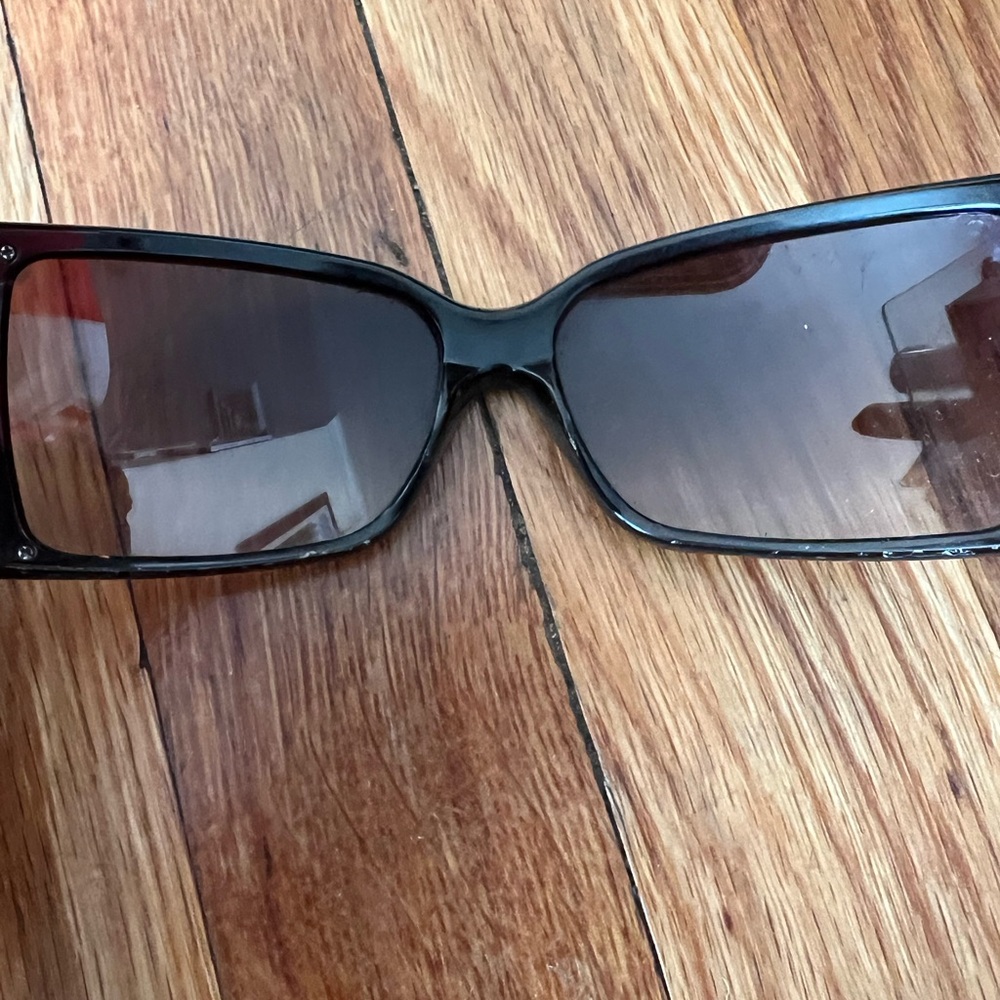 CHANEL Black Sunglasses with Quilted Case - Picture 3 of 7